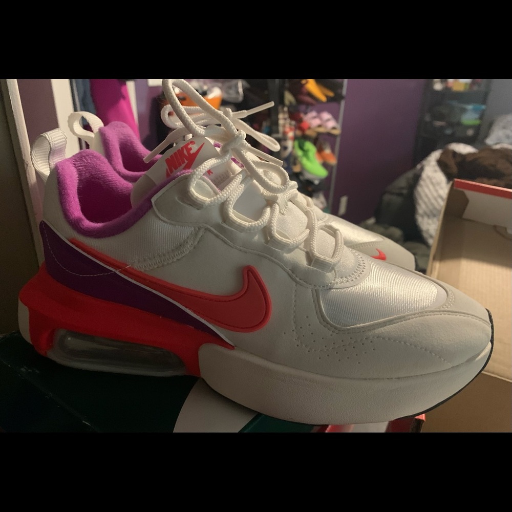 Women Air Max Verona size 7.5 Summit White and Laser Crimson